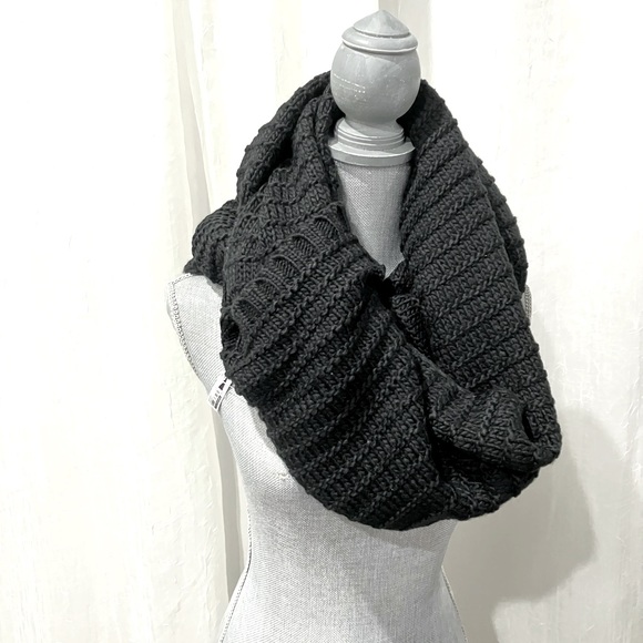 NWT, Black Scarf, stylish and warm - Picture 1 of 3